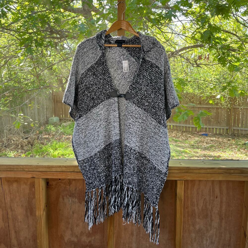 Steve Madden Women's Black And White Fringe Trim Poncho OSFM. NEW WITH DEFECTS
